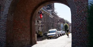 Bewonder het koninklijke Buren Door de Culemborgsepoort naar het centrum van de stad. Foto: DagjeWeg.NL / Grytsje Anna Pietersma