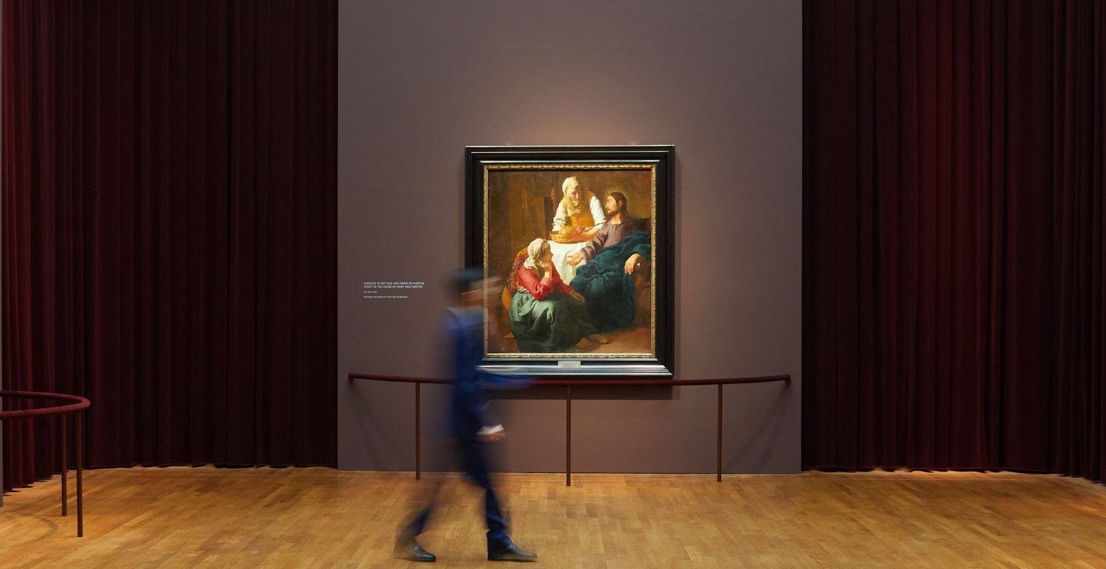 De zalen van de expositie zijn aangepast aan de schilderijen waardoor de doeken bijna tot leven komen. Foto: Rijksmuseum Amsterdam © Henk Wildschut