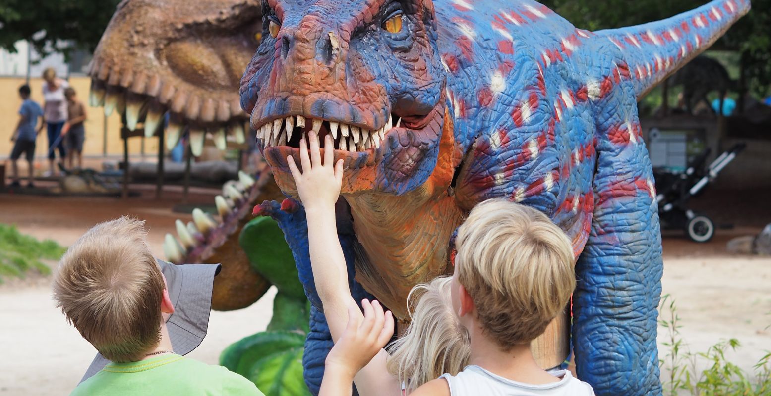 Wie durft? Sta oog in oog met gigantische dino's in Dinoland Zwolle. Foto: Dinoland Zwolle.