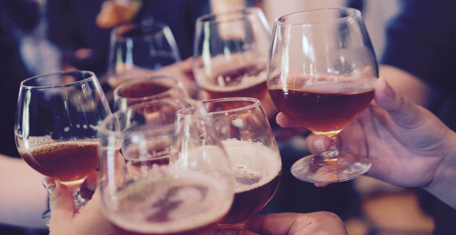 Proost met je beste vrienden met de lekkerste biertjes! Foto:  Unsplash License  © Yutacar