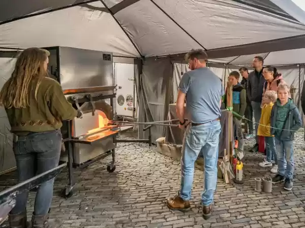 Elk jaar zijn er demonstraties glasblazen bij de ingang van Zutphen Glass Expo. Foto: Tim Wengelaar Elk jaar zijn er demonstraties glasblazen bij de ingang van Zutphen Glass Expo. Foto: Tim Wengelaar