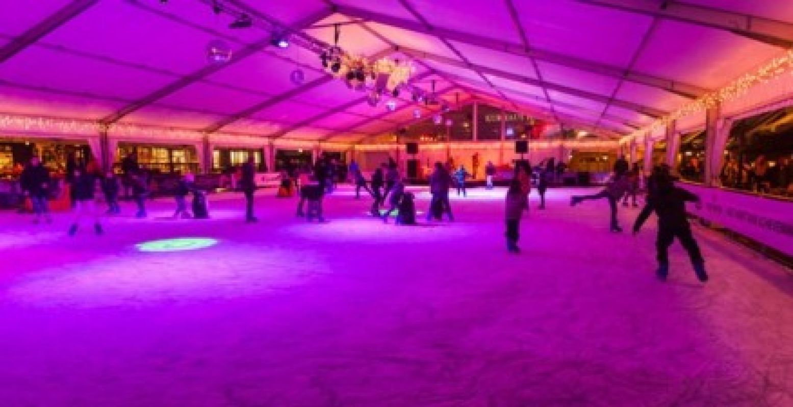 Uitwaaien, van de ijsglijbaan en schaatsen in Scheveningen. Foto: Cool Event Scheveningen.