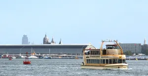Ahoy kapitein! Zoek het water op als het warm is Heerlijk smikkelen aan boord van een Pannenkoekenboot. Foto: Pannenkoekenboot Rotterdam.