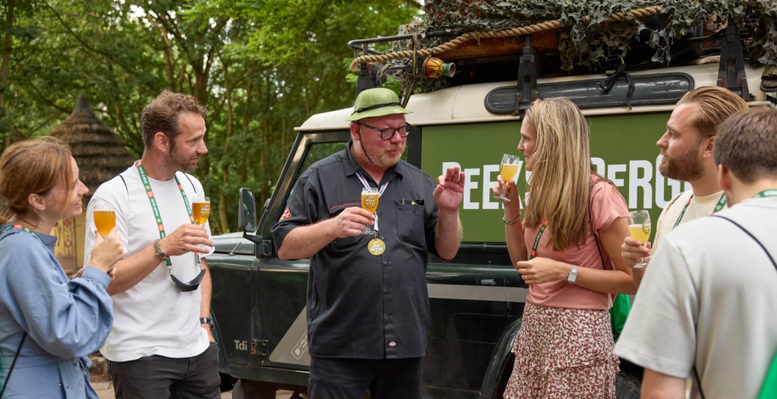 De sommelier legt je graag meer uit over de biertjes. Foto: Arno Hoogwerf