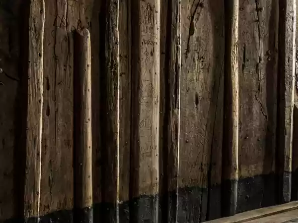 Overal op de muren vind je het houtsnijwerk van de gevangenen. Foto: Ernesta Verburg Fotografie, detail