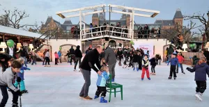 De leukste kerstmarkten voor het hele gezin Voor het eerst op schaatsen? Ervaar het midden in de hoofdstad. Foto: Ice*Amsterdam.