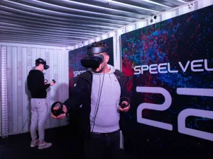 The VR Room Stap met een vr-bril op binnen in waanzinnige werelden. Foto: The VR Room