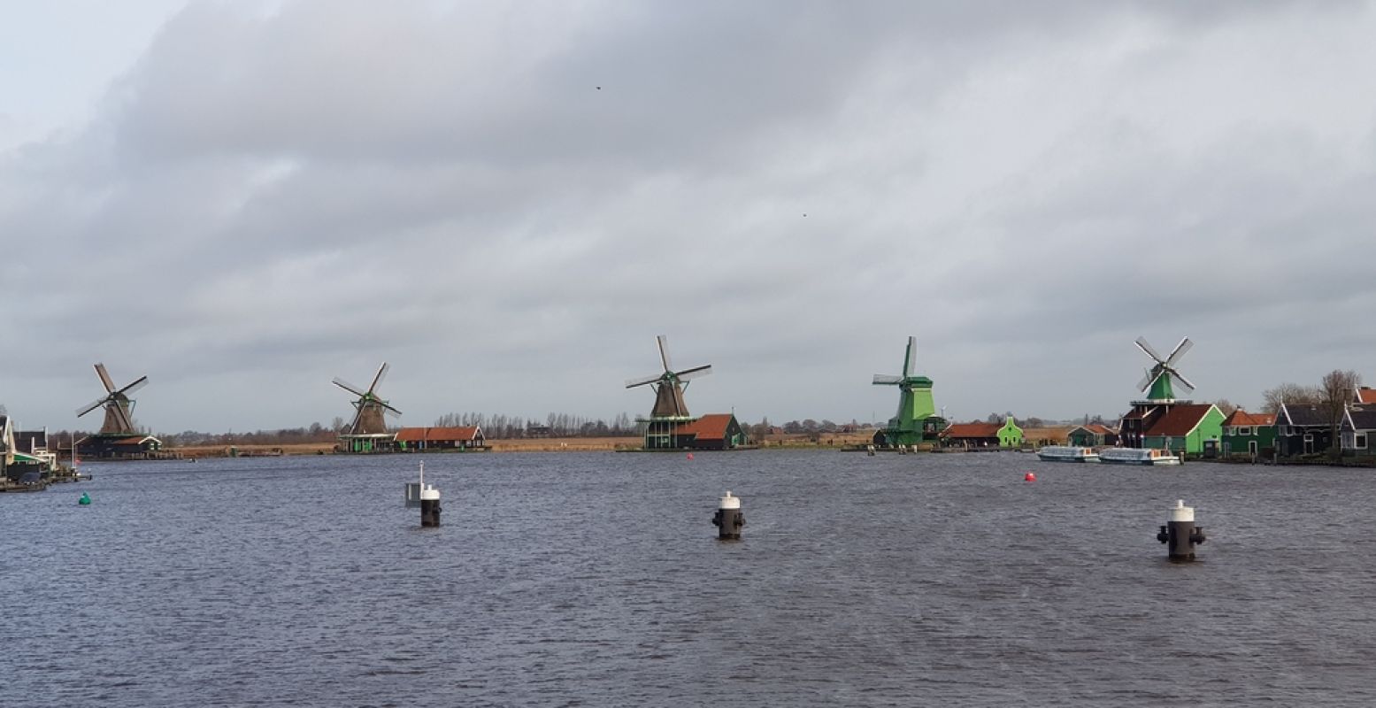 De wereldberoemde molens van de Zaanse Schans. Foto: DagjeWeg.NL © Tonny van Oosten