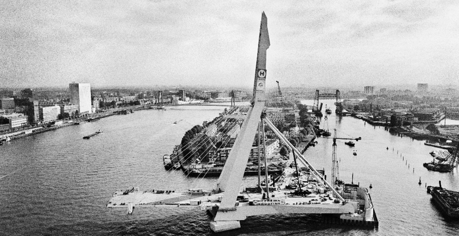 Hajo Piebenga - Bouw Erasmusbrug, 1995. Opdracht: Stadsarchief Rotterdam © Hajo Piebenga/Nederlands Fotomuseum.