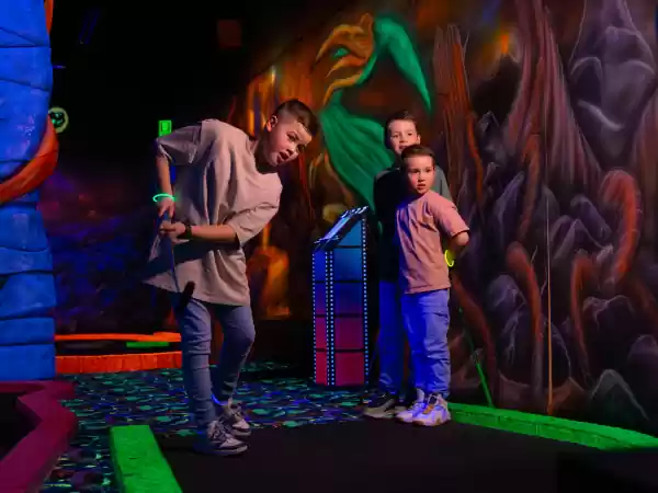 Hollywood Entertainment Center Eindhoven Doe GlowGolf in 3D voor extra uitdaging. Foto: Hollywood Entertainment Center Eindhoven