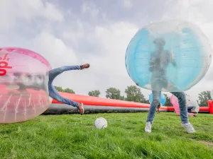 Ga voor de winst tijdens het bubbelvoetballen. Foto: UP Events