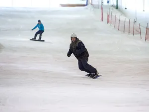 Snowboarden in SnowWorld Terneuzen. Foto: SnowWorld Terneuzen.