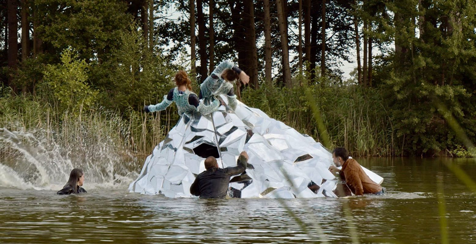 De dansende wezens van het Naiad Skypunch Collective lokken mensen uit het water. Foto: Kinetic Film Bosch Parade 2022