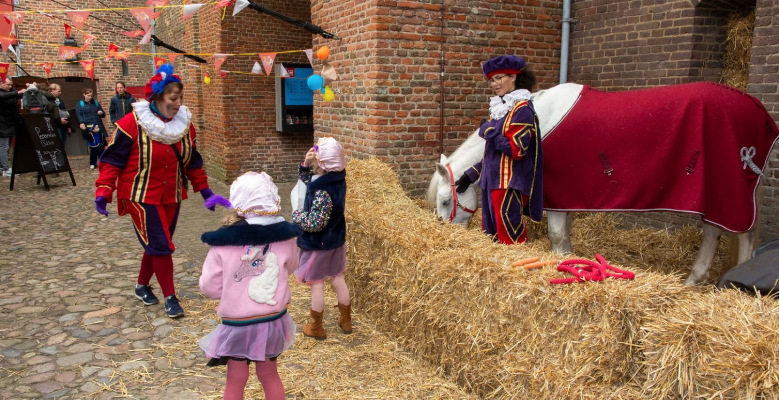 In het weekend kan het paard van Sinterklaas even uitrusten bij het kasteel. Foto: Muiderslot