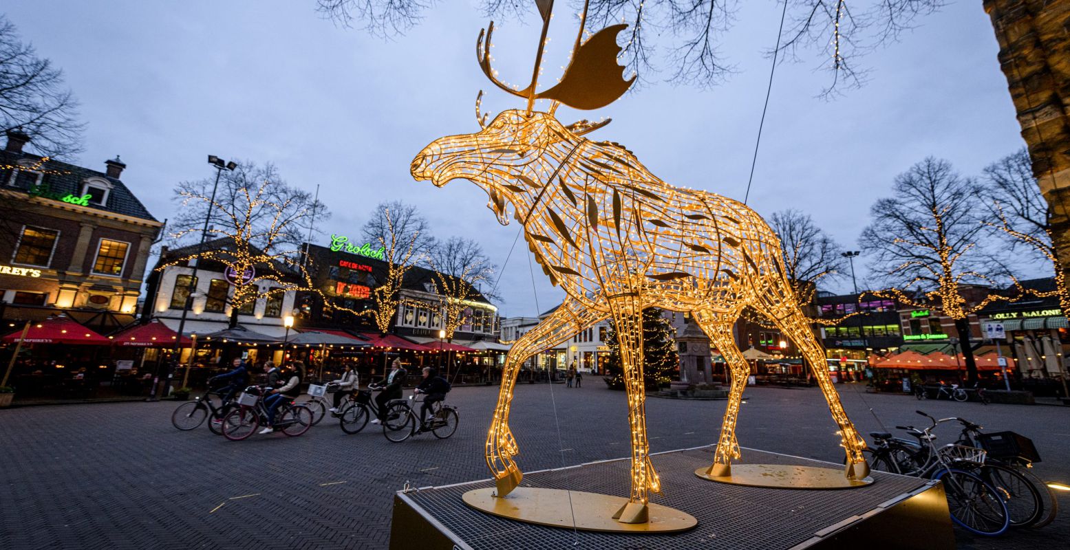 Henri The Moose op de Oude Markt in Enschede. Foto: Enschede Promotie © Emiel Muijderman Henri The Moose op de Oude Markt in Enschede. Foto: Enschede Promotie © Emiel Muijderman