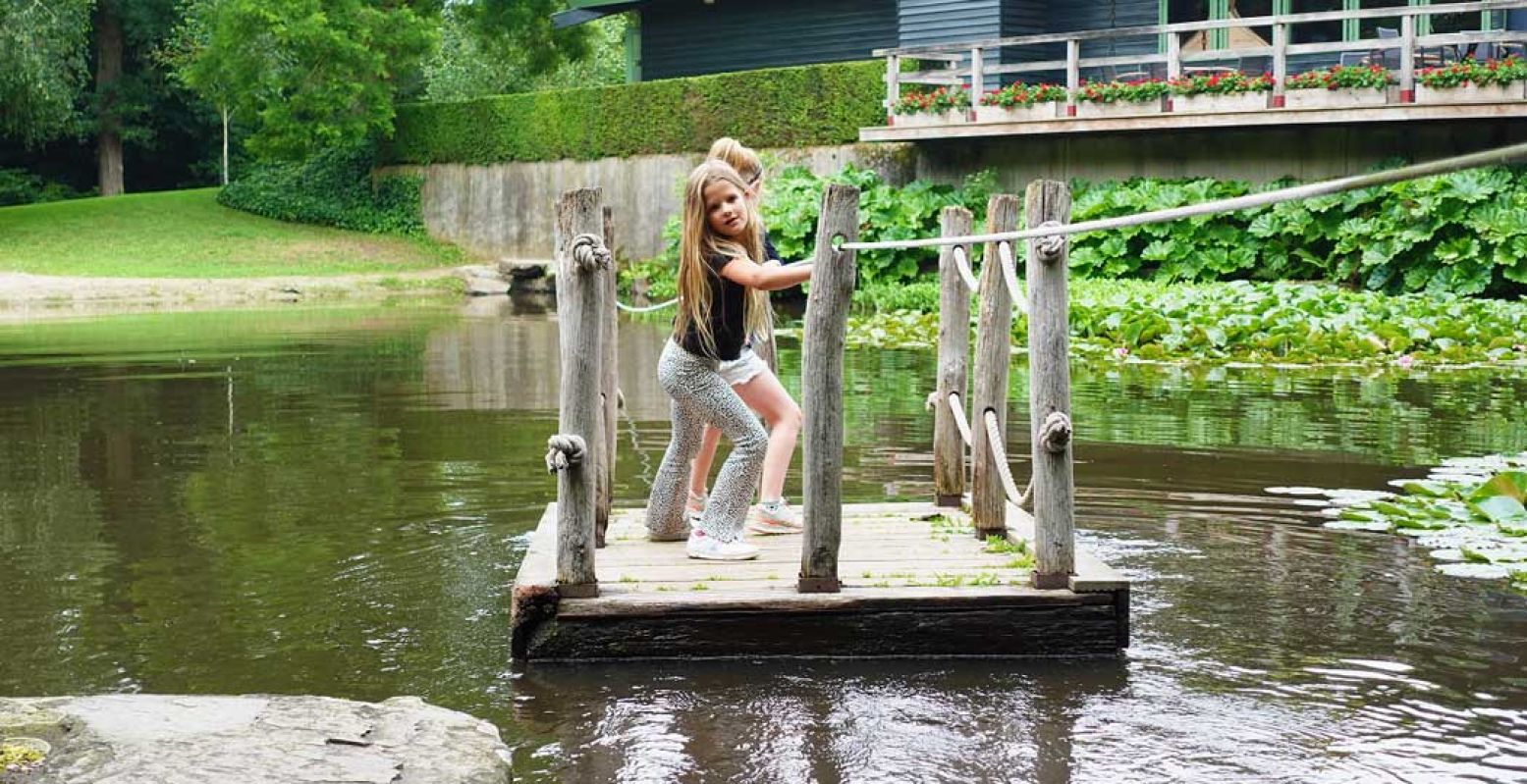 In de Kasteeltuinen Arcen ga je op reis door verschillende wereldtuinen, maar kinderen kunnen ook naar hartenlust spelen op het speelstrand, met trekvlot. Foto: Kasteeltuinen Arcen