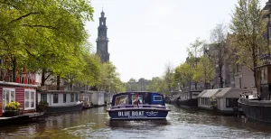 Bewonder Amsterdam vanaf het water! Vaar over de wereldberoemde Amsterdamse grachten langs de mooiste plekjes van de stad. Foto: Blue Boat Company