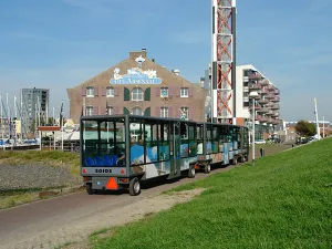 Zonnetrein Zeeland Met de Zonnetrein door Vlissingen. Foto: Zonnetrein Zeeland /  Ries de Nooijer (Rich Art Promotions)