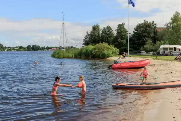 Tijd voor een frisse duik. Foto: Camping It Wiid Tijd voor een frisse duik. Foto: Camping It Wiid