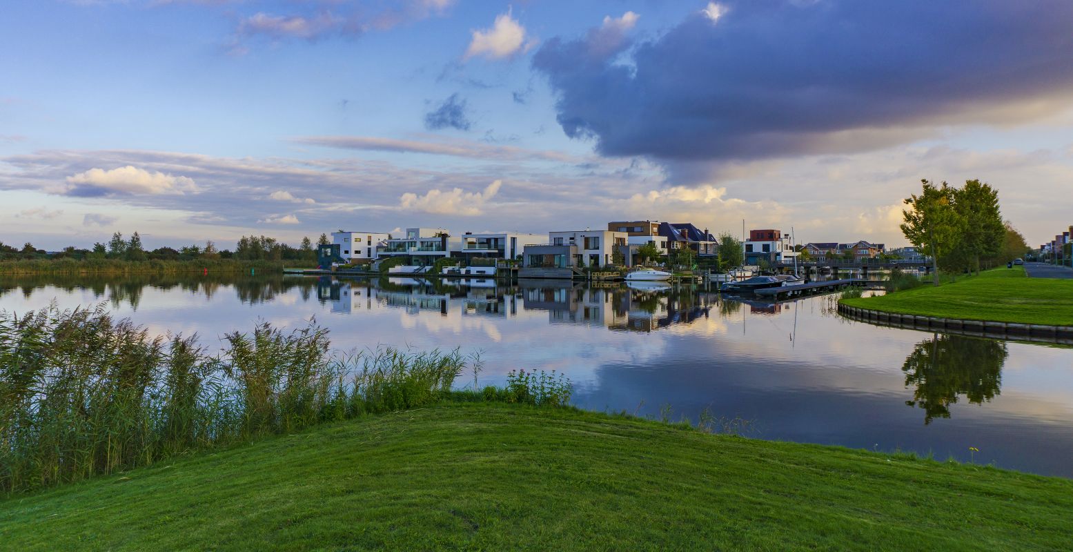 Almere is hartstikke groen, zoals hier bij de Noorderplassen. Foto:  Daria Nepriakhina  on  Unsplash 