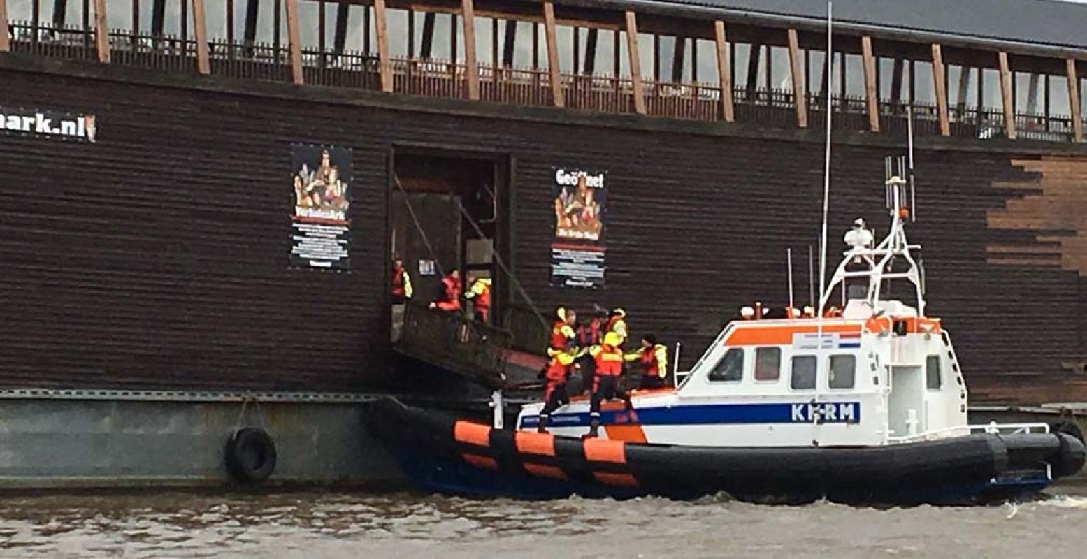 De KNRM haalt bezoekers van de VerhalenArk, die op Urk op drift is geraakt. Foto: Marjan van Ens,  Twitter .