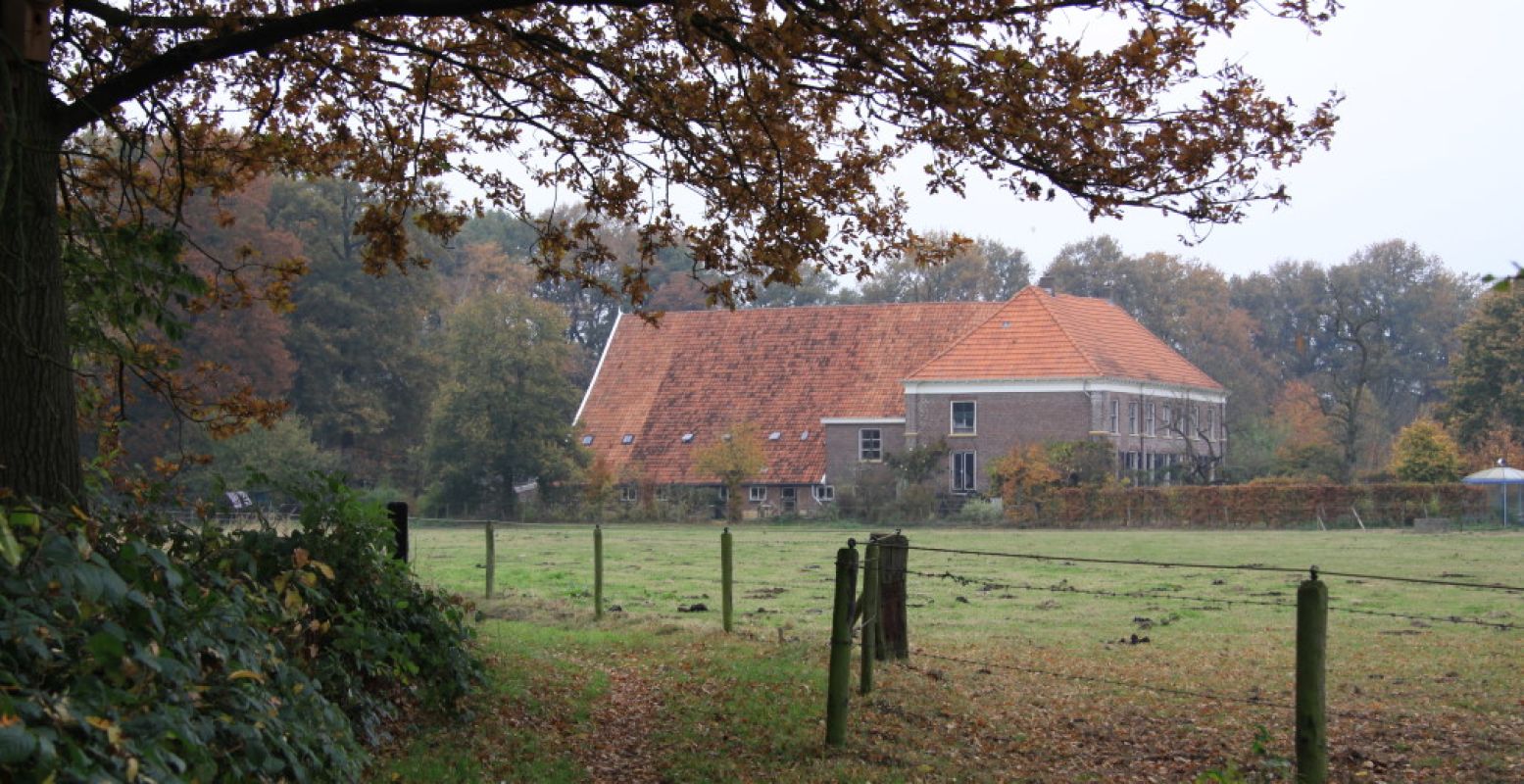 De mooie boerderij van Erve Veldink, waar je onder andere appartementen en een bed and breakfast kunt boeken. Foto: Erve Veldink.