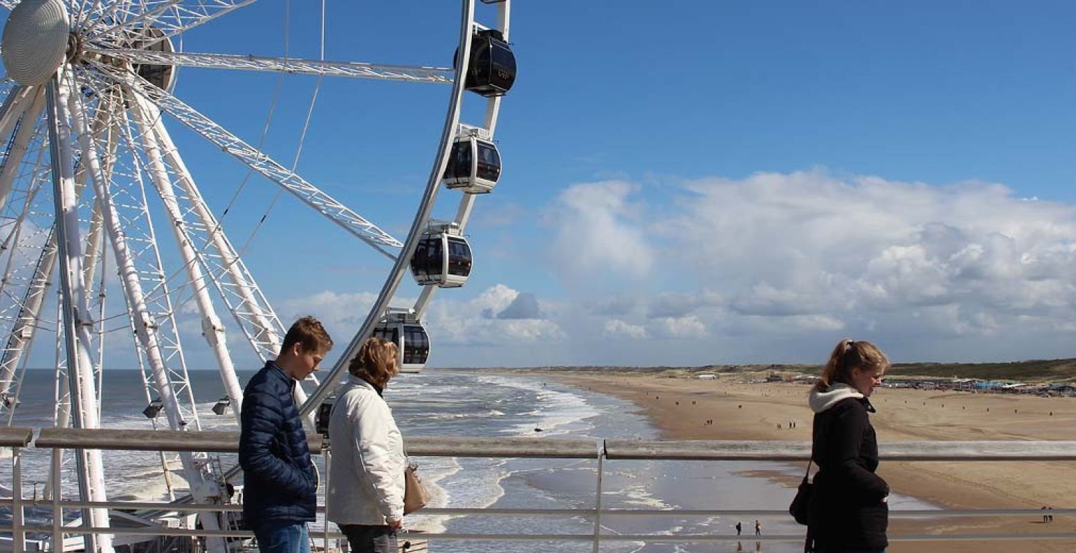 Vanaf De Pier heb je een prachtig uitzicht over de kustlijn van Scheveningen. Foto: Redactie DagjeWeg.NL.
