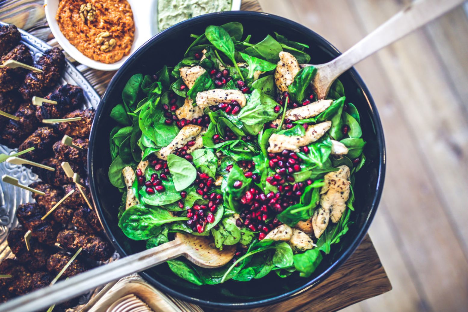 Een zomerse salade met granaatappel. Foto:  Pexels.com .