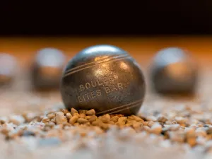 Pak de boules op. Foto: Jules BoulesBitesBar © Violet88