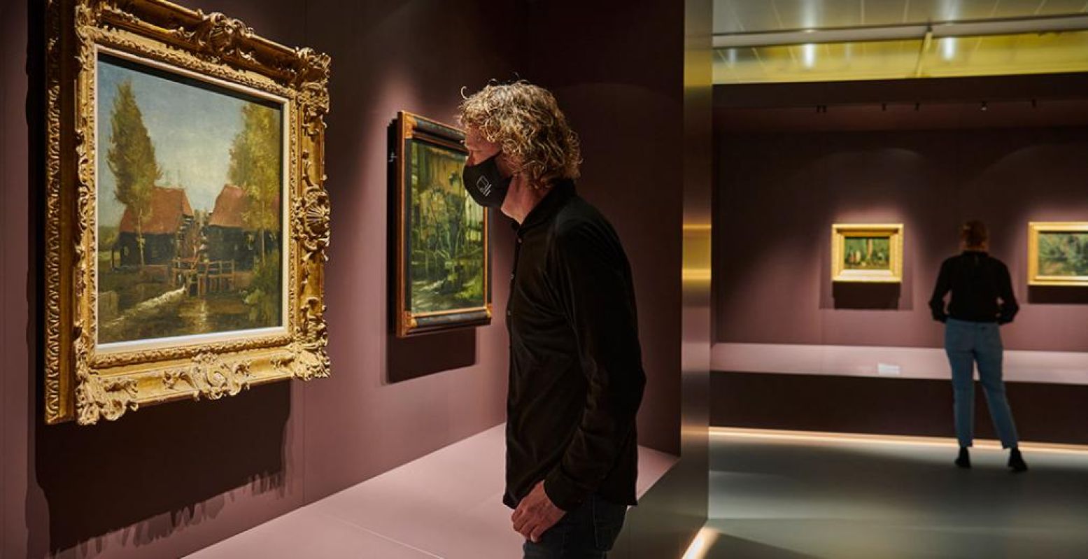 Twaalf schilderijen uit de Brabantse jaren van Vincent van Gogh vormen de kern van een expositie over zijn leven en werken in Brabant. Links het schilderij De Collse watermolen. Foto: Het Noordbrabants Museum © Jan-Kees Steenman