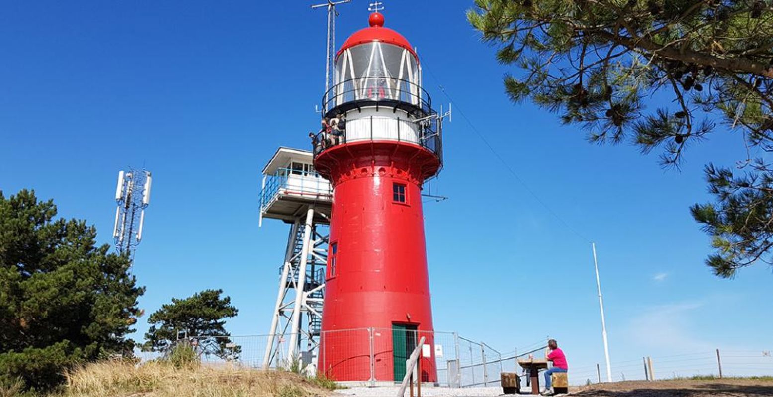 De rode vuurtoren van Vlieland, ook wel liefhebbend De Rode Kabouter genoemd omdat hij zo kort is. Foto: DagjeWeg.NL © Tonny van Oosten