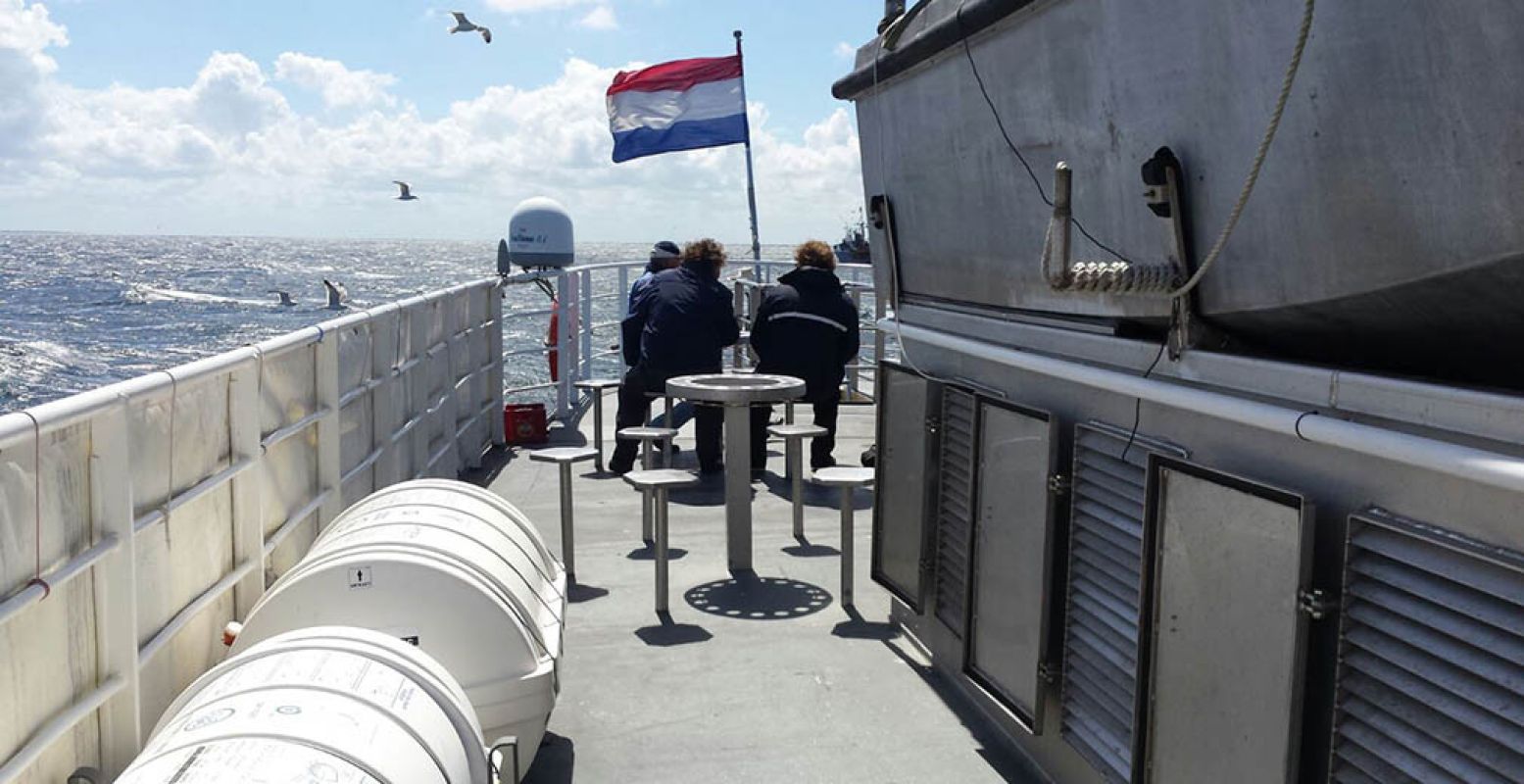 Aan boord je eigen vis vangen en bereiden. Of juist relaxen, zeehonden spotten en je eigen Titanic-momentje creëren (maar dan met goede afloop). Foto: MS Tender.