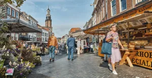 Dagje uit in Zutphen? Dit is er te doen Op donderdag is het markt in het centrum van Zutphen. Zie je de Wijnhuistoren? Die kun je gratis beklimmen. Foto: InZutphen