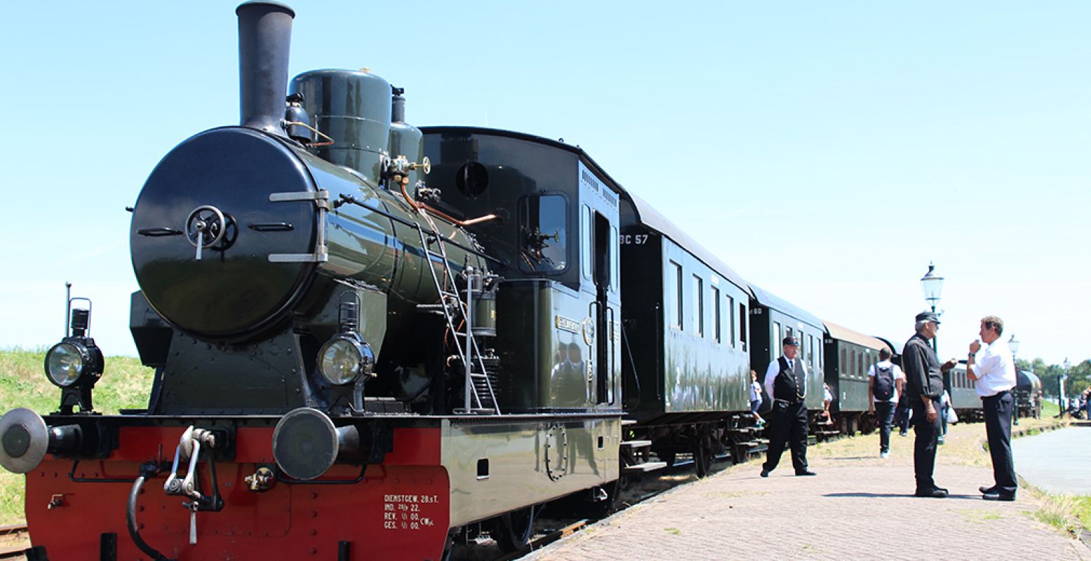 Stap aan boord van een historische stoomtram en maak een tijdreis! Foto: DagjeWeg.NL.