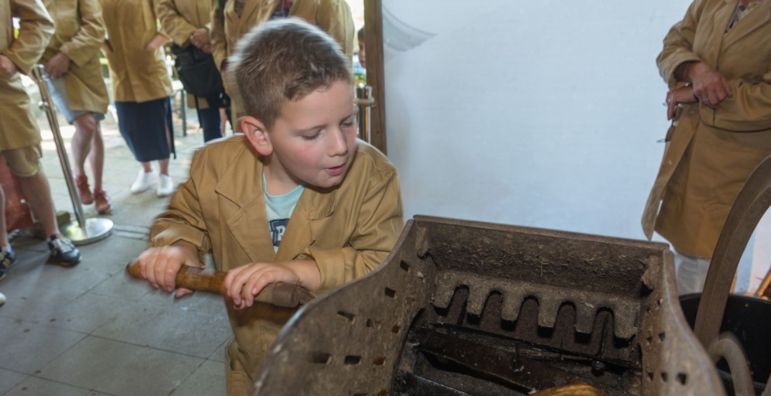 Zelf aan de slag in de Suikerwerkplaats. Foto: Nederlands Openluchtmuseum