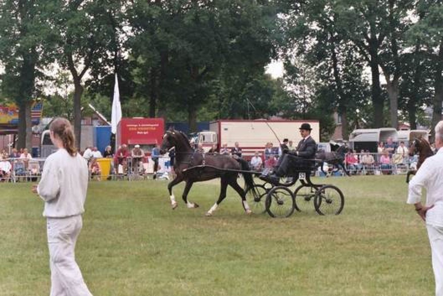 De bekende paardenshow. Foto: www.oostermoerfeest.nl