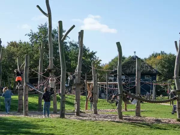Lekker ravotten in de grote speeltuin. Foto: Dierenpark Hoenderdaell