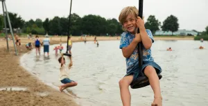 Waar kun je in de natuur zwemmen in Gelderland? Zoef zo naar de overkant met de kabelbaan op Zeumeren. Foto: Leisurelands