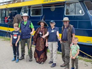Kinder piraten vaart met De Blauwe Bever Het professor Speurneus team voor de Blauwe Bever.  fotograaf: cees van doodeweerd