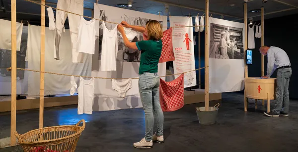 Kleren maken de vrouw in het Zuiderzeemuseum