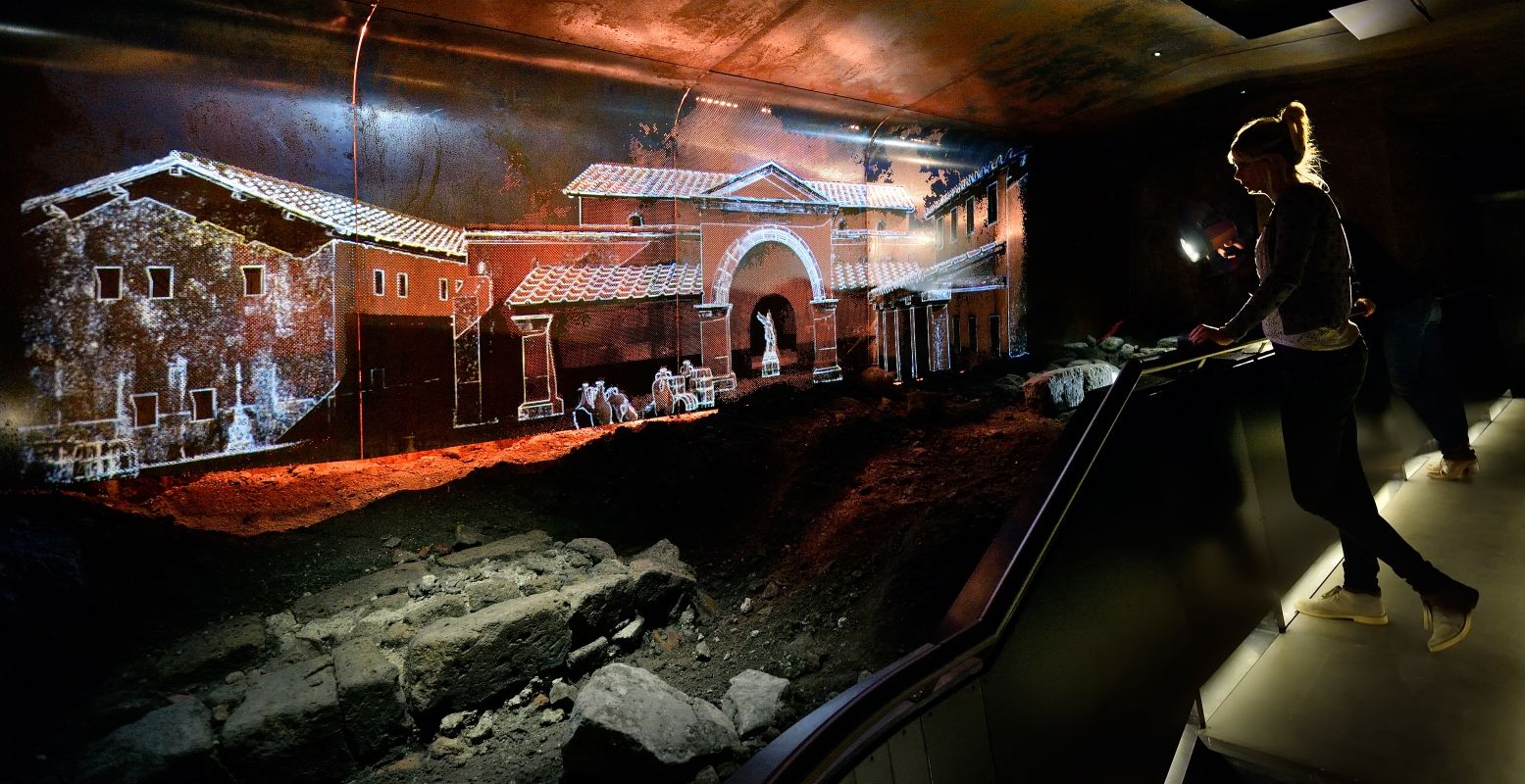 Ontdek bij DOMunder tussen ondergrondse opgravingen Romeins fort Traiectum, waar gave projecties het verleden doen herleven. Foto: DOMunder © Mike Bink