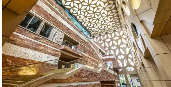 Vulkaanuitbarstingen en flirtende dieren in Naturalis Het atrium vormt het hart van Naturalis. In deze lichte ruimte kom je op adem na het zien van de exposities. Foto: © scagliolabrakkee / Neutelings Riedijk Architects.