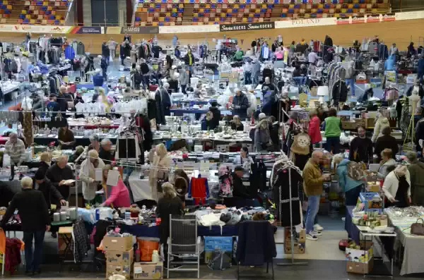 Rommelmarkt in het Sportpaleis Rommelmarkt Wielerbaan Alkmaar. Foto: Martika Koning