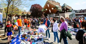 Dit zijn de leukste markten op Koningsdag Bezoek met Koningsdag een kleedjesmarkt. Altijd gezellig! Foto: Koningsfeesten Helmond © De Vaste Clique