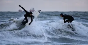 Surfen in Nederland: de beste surfspots en tips Het team van Hart Beach Quiksilver Surfschool in actie. Foto: Hart Beach Quiksilver Surfschool