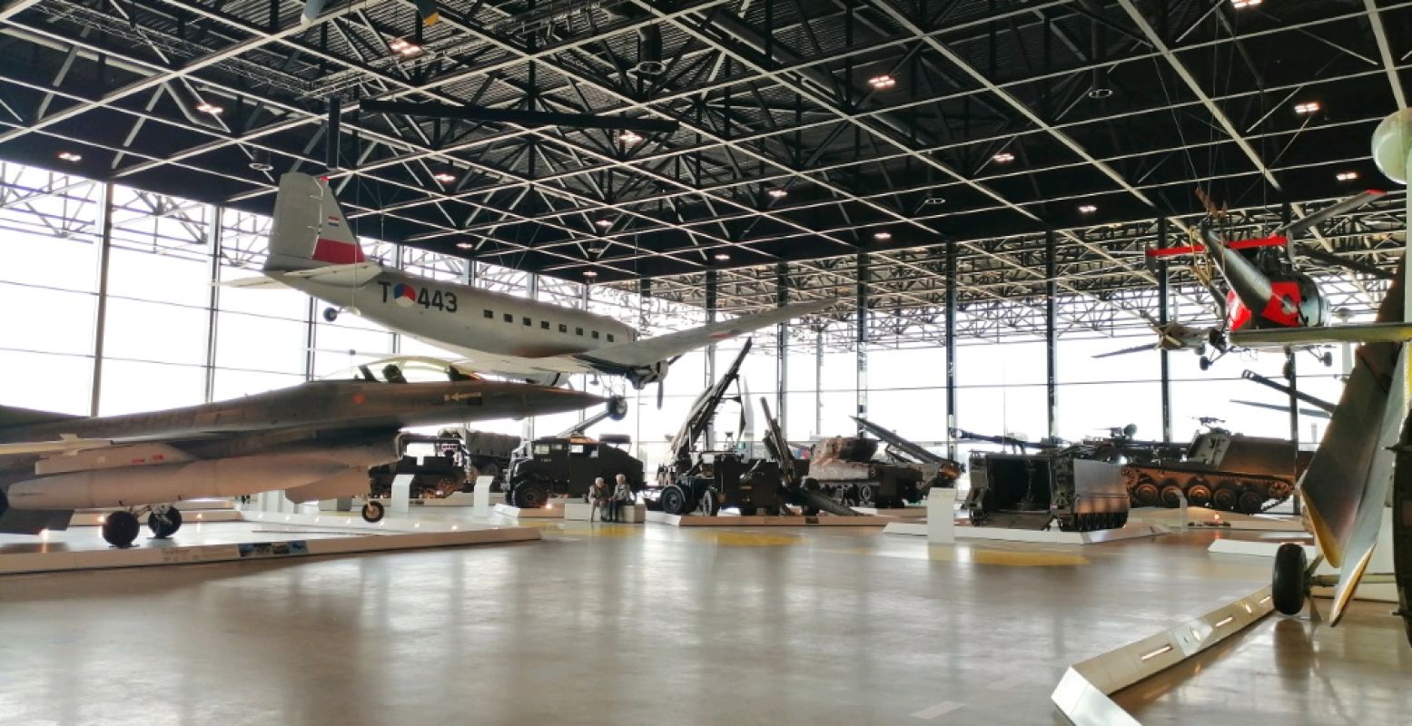 Volg online tours door verschillende musea. Zo kun je virtueel nog steeds het Nationaal Militair Museum bezoeken. Foto: DagjeWeg.NL.