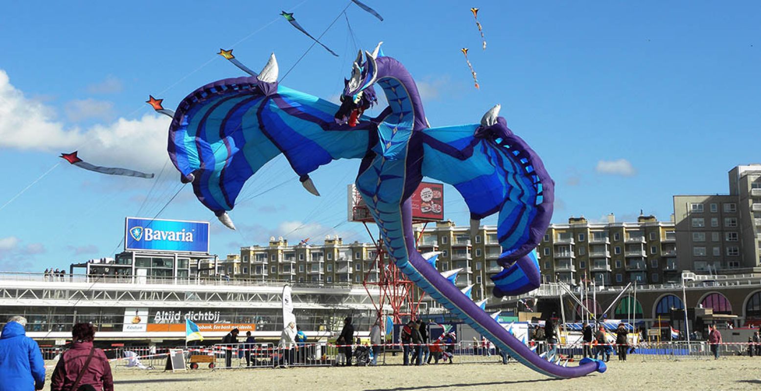 Een feest van vliegers bij de boulevard van Scheveningen. Foto: Vliegerfestival Scheveningen.