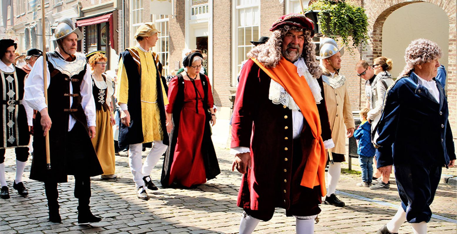 Tijdens Historisch Spektakel Grave stap je in 1674 en kom je de bewoners van toen tegen. Je ziet ze onder andere tijdens de historische optocht door het centrum. Foto: Jan Lamers