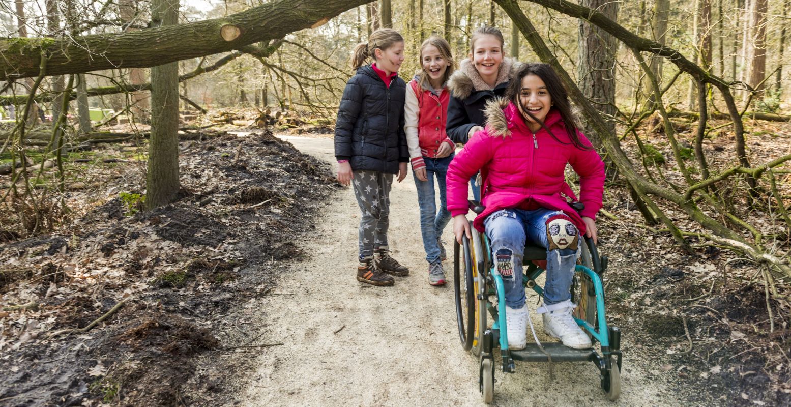 Veel OERRR natuurspeeltuinen van Natuurmonumenten zijn toegankelijk voor álle kinderen, ook kinderen met een beperking. Foto: Natuurmonumenten © Rene Koster