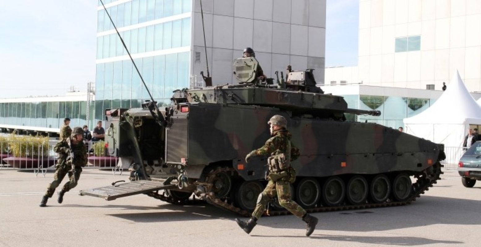 Kijk toe hoe stoere militairen in actie komen bij het onderscheppen van een drugstransport! Foto: Fred Rotgans